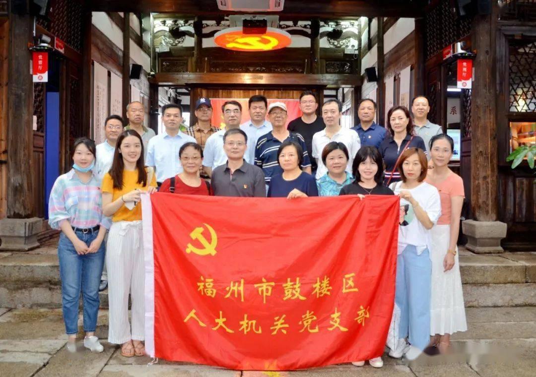 赵雅芝穿祖母绿衬衫配波点裙 黑色卷发散发知性美